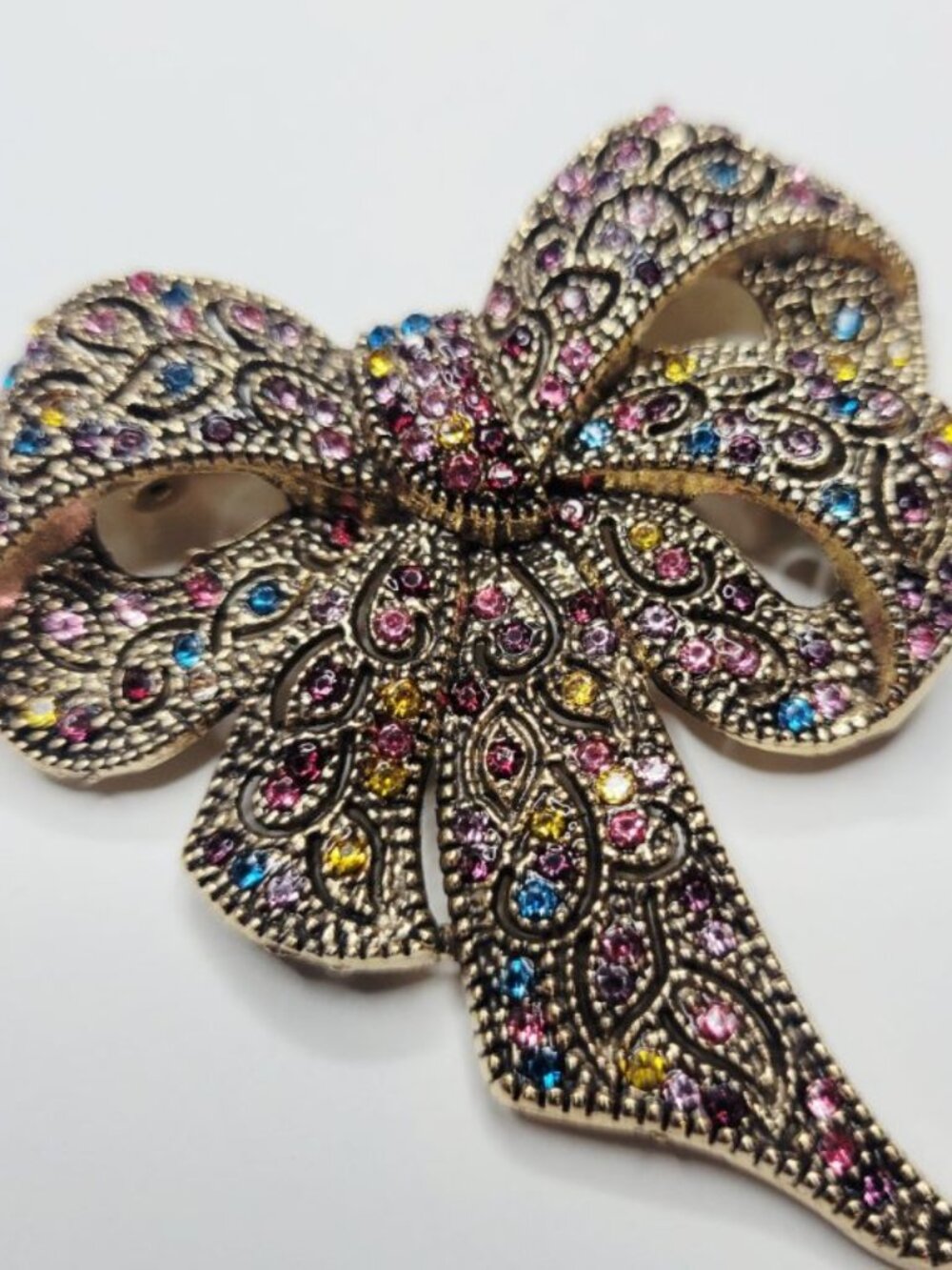 NWT Beautiful Ornate Detailed Big Bow Brooch With Rhinestones Pink Gold Blue - Picture 2 of 3